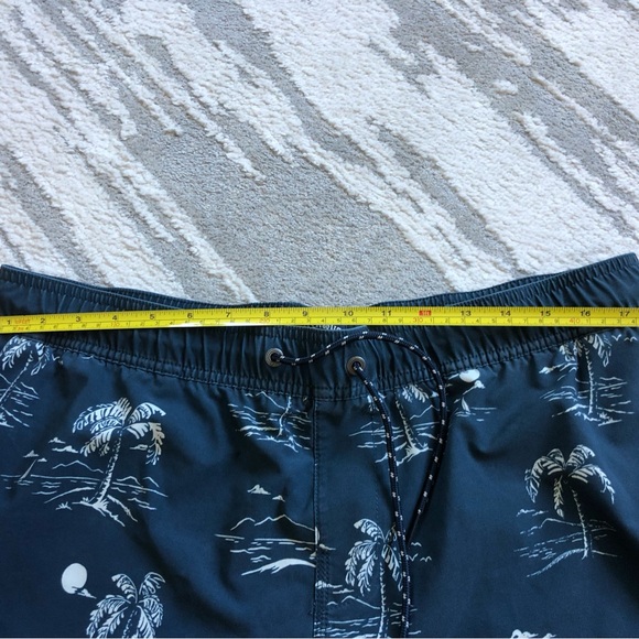 Billabong Blue and White Tropical Print Men’s Bathing Trunks - Picture 5 of 7